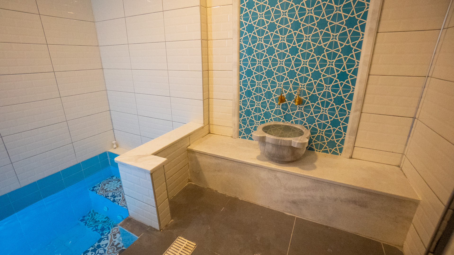 Jakuzili Aile Banyoları (Saati 640 tl)  