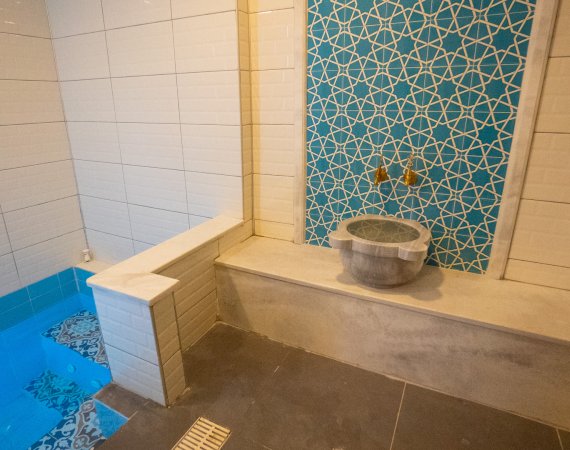 Jakuzili Aile Banyoları (Saati 640 tl)  